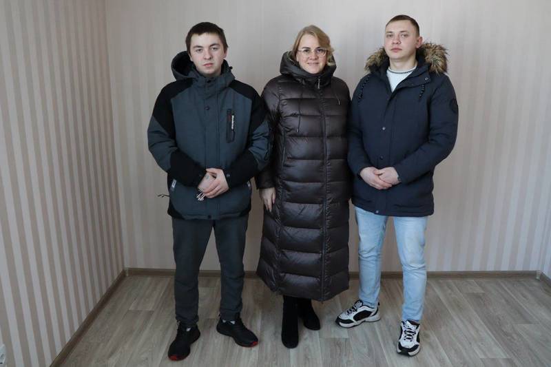 Детям-сиротам из Вознесенского округа вручили ключи от новых квартир