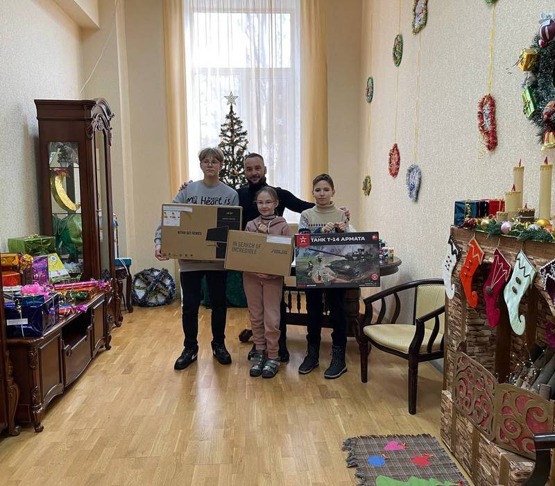 Дети из Харцызска получили подарки от Егора Полякова и Юлии Алешиной 