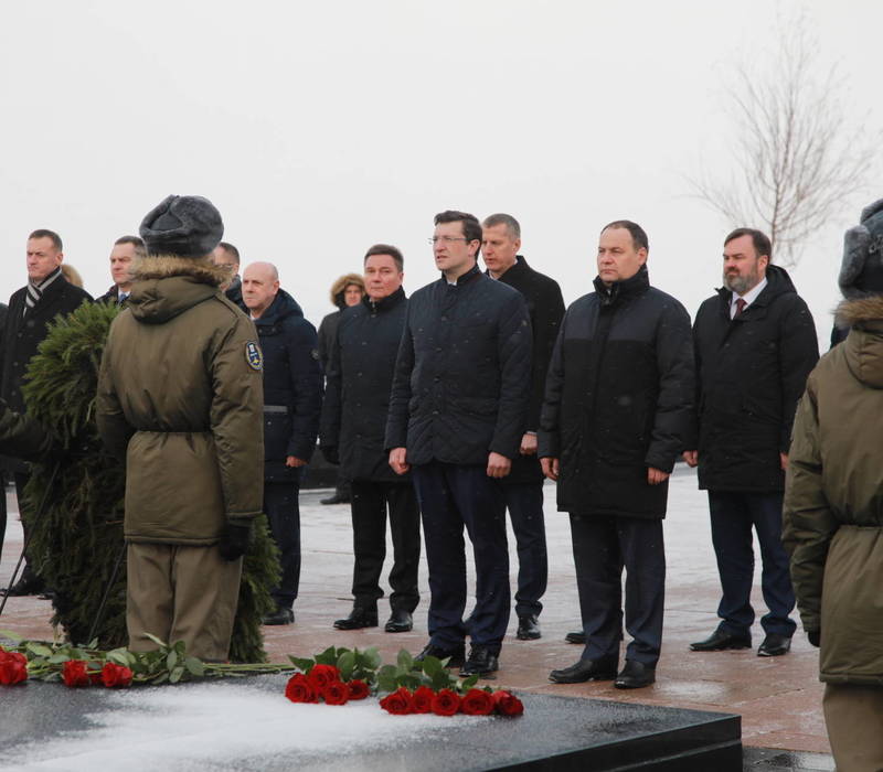 Глеб Никитин и Роман Головченко возложили цветы к Вечному огню в Нижегородском кремле