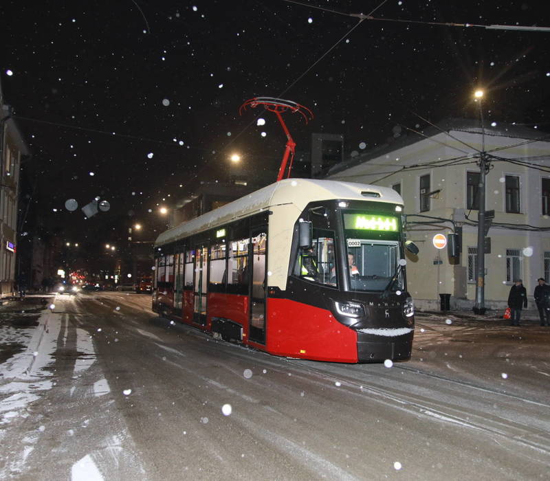 Глеб Никитин и Роман Головченко проехали на новом трамвае «МиНиН» совместного российско-белорусского производства