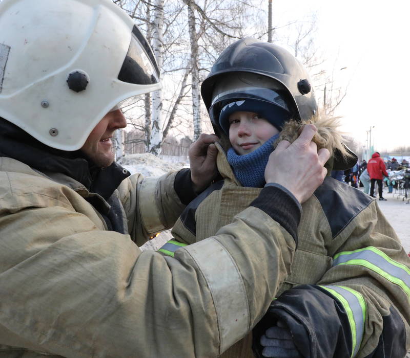 Знакомство с трудной службой спасателей убеждает мальчишек, как важно вырасти сильными и смелыми