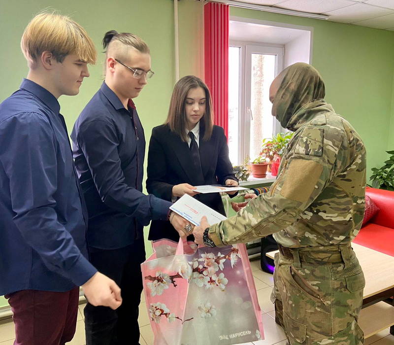 Студенты Нижегородского губернского колледжа встретились с бойцом СВО и передали ему подарки и письма