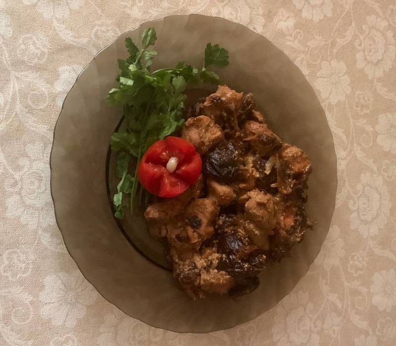 Индейка с черносливом в чесночно-сливочном соусе