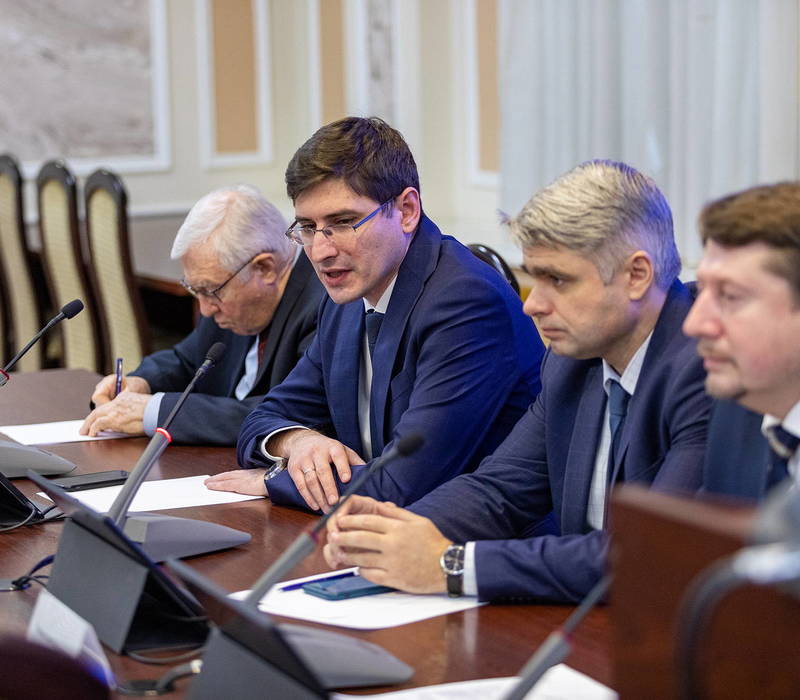 Заместитель губернатора Нижегородской области Андрей Саносян представил коллективу исполняющего обязанности ректора ННГУ