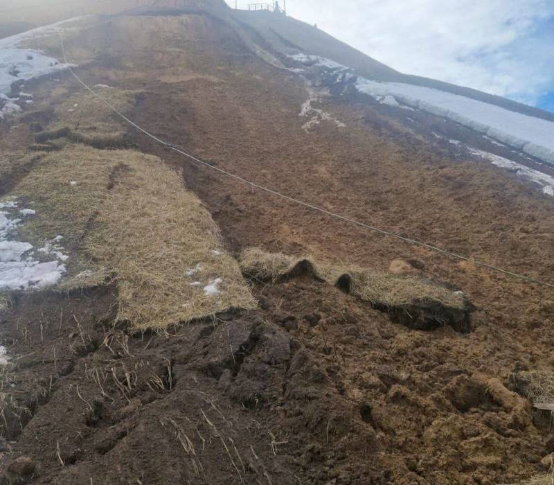 Утром на участке склона Нижегородского кремля в районе Северной башни произошел локальный сход верхнего слоя грунта