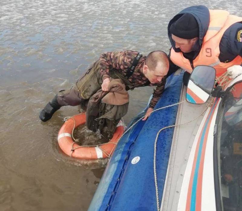 Воротынский аварийно-спасательный отряд спас провалившегося под лед рыбака