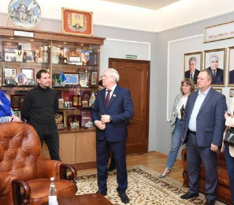 Евгений Люлин провел для журналистов экскурсию по Заксобранию