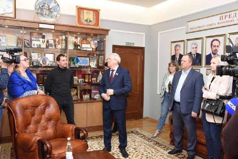 Евгений Люлин провел для журналистов экскурсию по Заксобранию