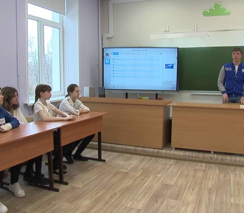 Нижегородские школьники на «Уроке цифры» узнали о видах киберугроз для мобильных устройств 