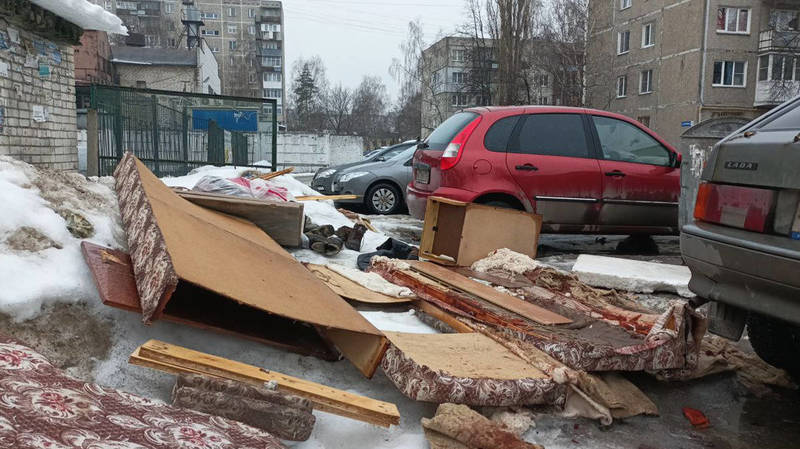 «Развели» на диване. За то, чтобы донести его до контейнера, с пенсионерки  взяли больше десяти тысяч рублей