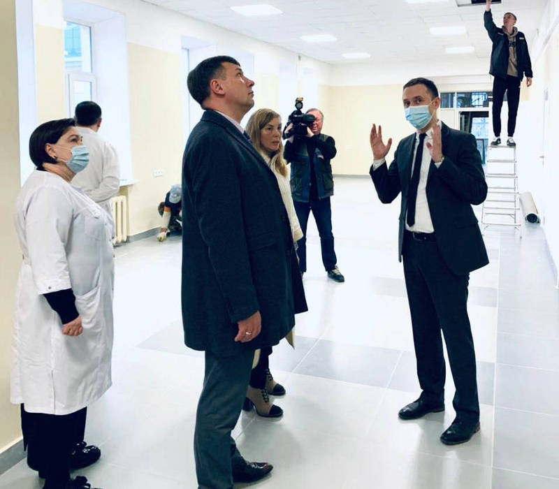 Давид Мелик-Гусейнов проверил ход ремонтных работ в поликлинике Кстовской ЦРБ 