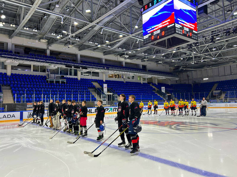 В Нижнем Новгороде прошел товарищеский матч по хоккею между командами «Молодой Гвардии» и «Юнармии»