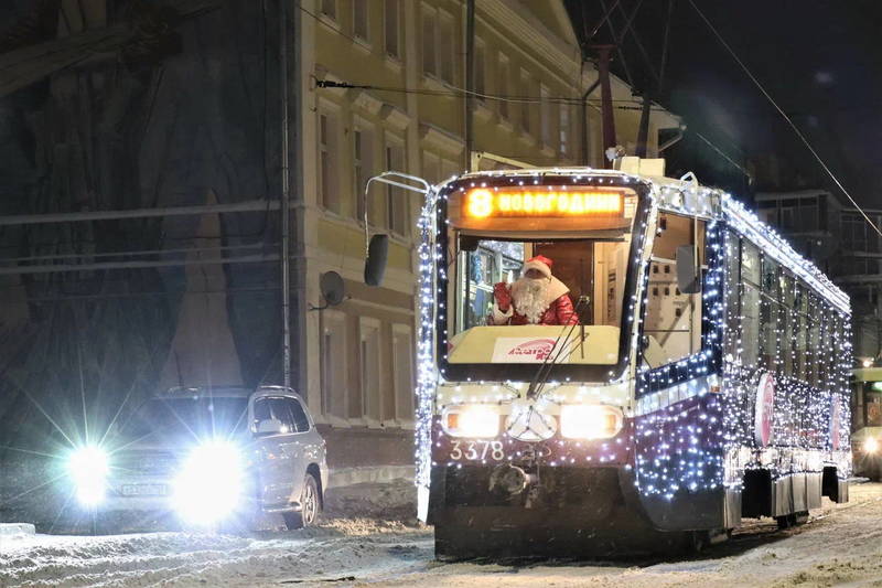 Три новогодних трамвая начали курсировать по Нижнему Новгороду