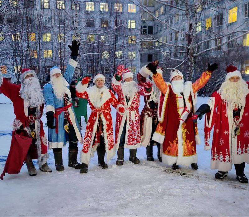 Маленьких пациентов Нижегородской областной детской больницы поздравили сотрудники МЧС в костюмах Дедов Морозов
