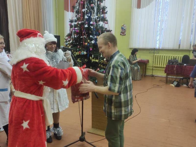 Новогодние желания жителей Автозаводского ПНИ исполнили волонтеры «Территории добра»