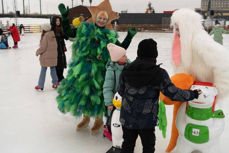 Нижегородские каникулы школьников Большого Харцызска завершились новогодним представлением и мастер-классом на катке