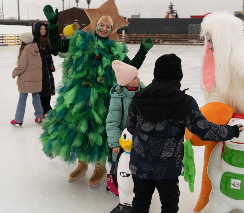 Нижегородские каникулы школьников Большого Харцызска завершились новогодним представлением и мастер-классом на катке