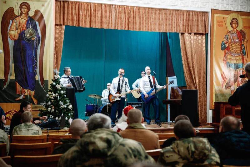 Праздничный новогодний концерт организовали в военном госпитале нижегородские волонтеры