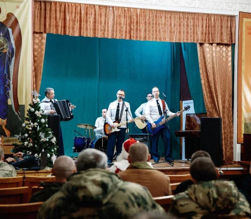 Праздничный новогодний концерт организовали в военном госпитале нижегородские волонтеры