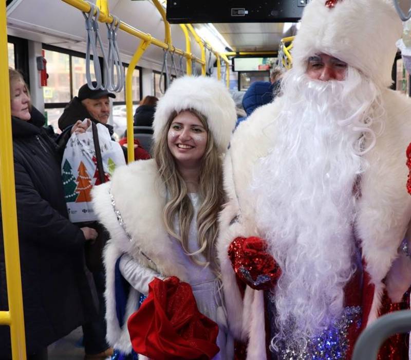 Новогодний трамвай с Дедом Морозом и Снегурочкой запустили в Нижнем Новгороде 26 декабря