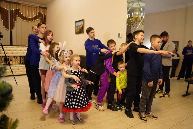 Волонтеры Победы проводят новогодние праздники в пунктах временного размещения жителей Донбасса