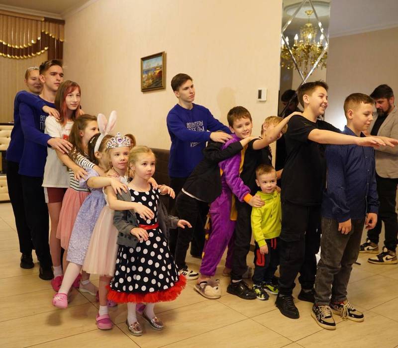 Волонтеры Победы проводят новогодние праздники в пунктах временного размещения жителей Донбасса