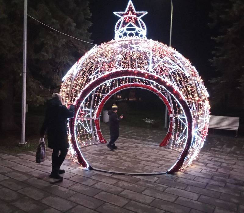 Нижегородская область подарила Харцызску новогодние украшения для улиц и площадей