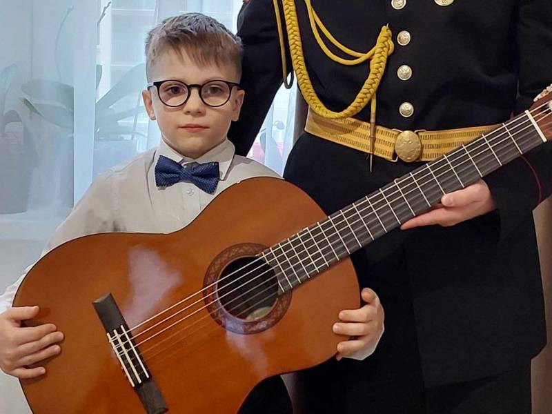 Сергей Морозов подарил семилетнему Льву из Нижнего Новгорода гитару на Всероссийской акции «Елка желаний»
